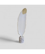 Cette plume en bois supportée par un socle cubique et un fini blanc avec une touche de dorée.